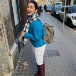 Esha Kansara Instagram - Ye wali trip pe random log mile nahi zyada hum dono ke photos kheenchne ke liye 🤣so ek doosre ke photographer hum hi ban gaye🤪🤣 La Rambla, Barcelona