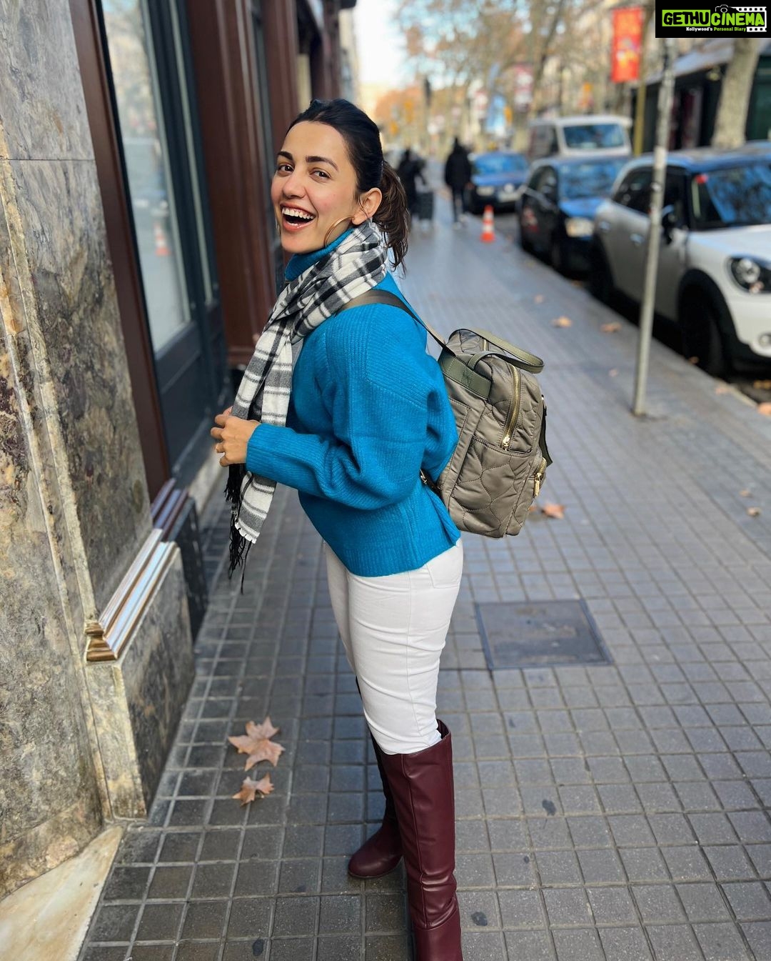 Esha Kansara Instagram - Ye wali trip pe random log mile nahi zyada hum dono ke photos kheenchne ke liye 🤣so ek doosre ke photographer hum hi ban gaye🤪🤣 La Rambla, Barcelona