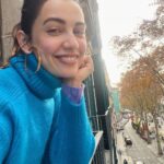 Esha Kansara Instagram - Ye wali trip pe random log mile nahi zyada hum dono ke photos kheenchne ke liye 🤣so ek doosre ke photographer hum hi ban gaye🤪🤣 La Rambla, Barcelona