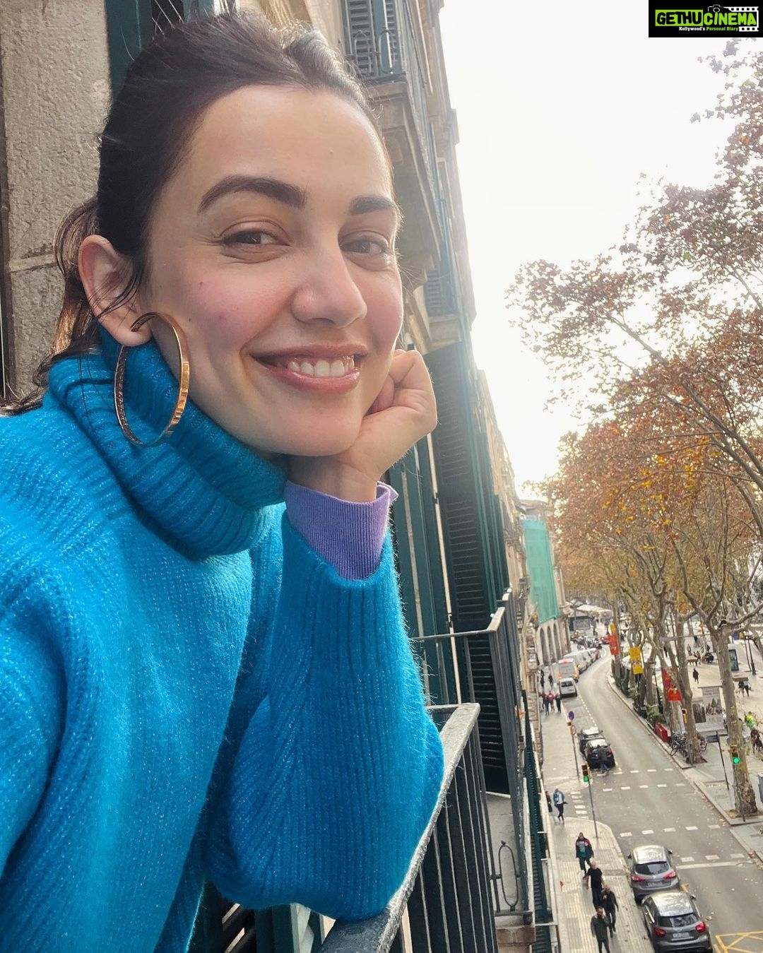 Esha Kansara Instagram - Ye wali trip pe random log mile nahi zyada hum dono ke photos kheenchne ke liye 🤣so ek doosre ke photographer hum hi ban gaye🤪🤣 La Rambla, Barcelona