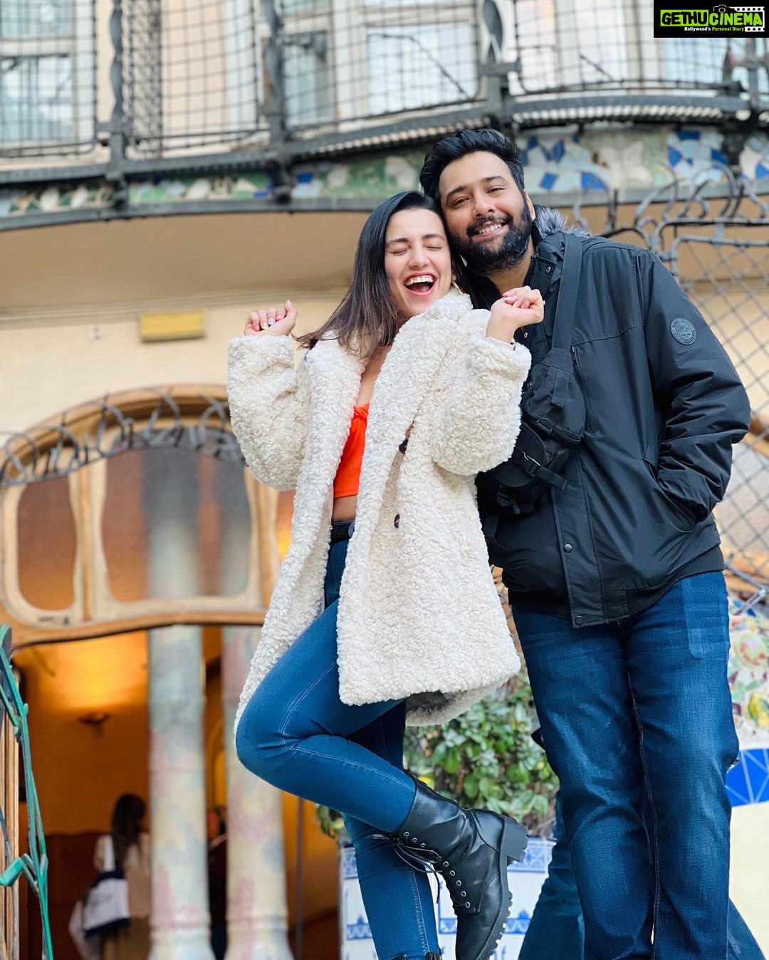 Esha Kansara Instagram - HONEYMOONY on the streets of Barcelona🥳❤️😃😍🥰🌸