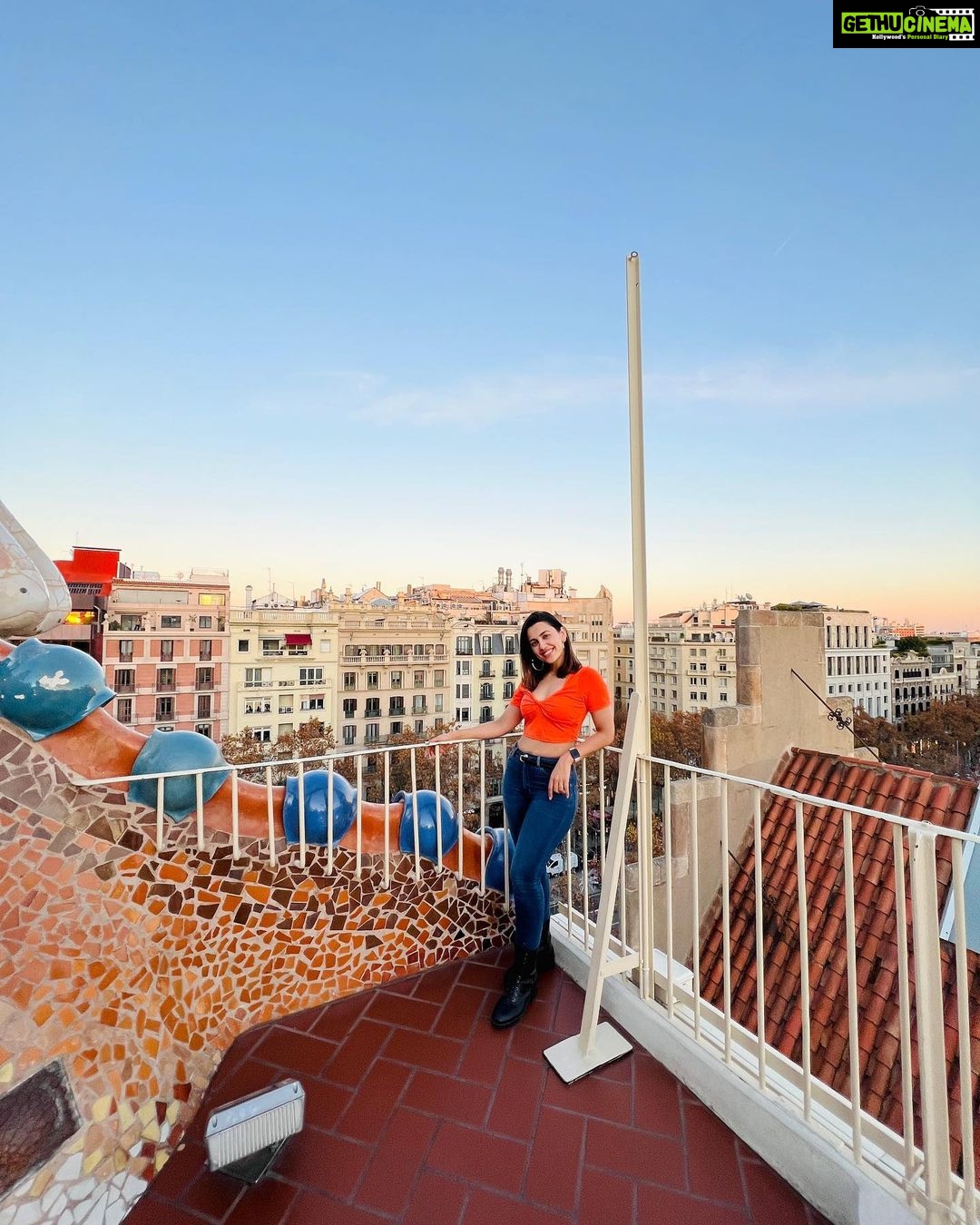 Esha Kansara Instagram - HONEYMOONY on the streets of Barcelona🥳❤️😃😍🥰🌸