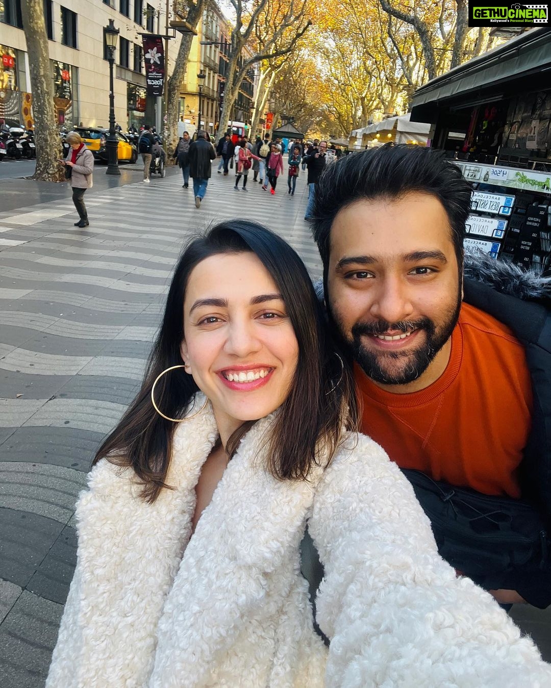 Esha Kansara Instagram - HONEYMOONY on the streets of Barcelona🥳❤️😃😍🥰🌸