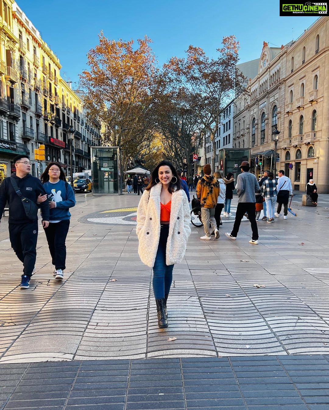 Esha Kansara Instagram - HONEYMOONY on the streets of Barcelona🥳❤️😃😍🥰🌸