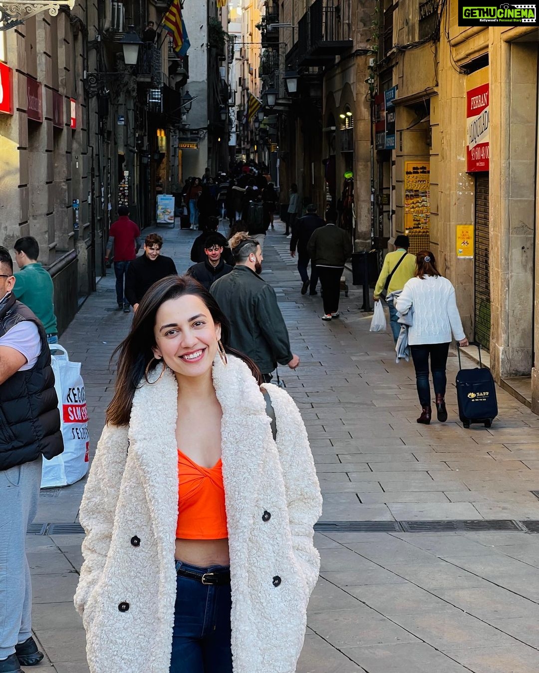Esha Kansara Instagram - HONEYMOONY on the streets of Barcelona🥳❤️😃😍🥰🌸