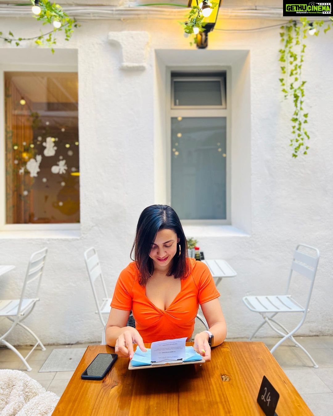Esha Kansara Instagram - HONEYMOONY on the streets of Barcelona🥳❤️😃😍🥰🌸