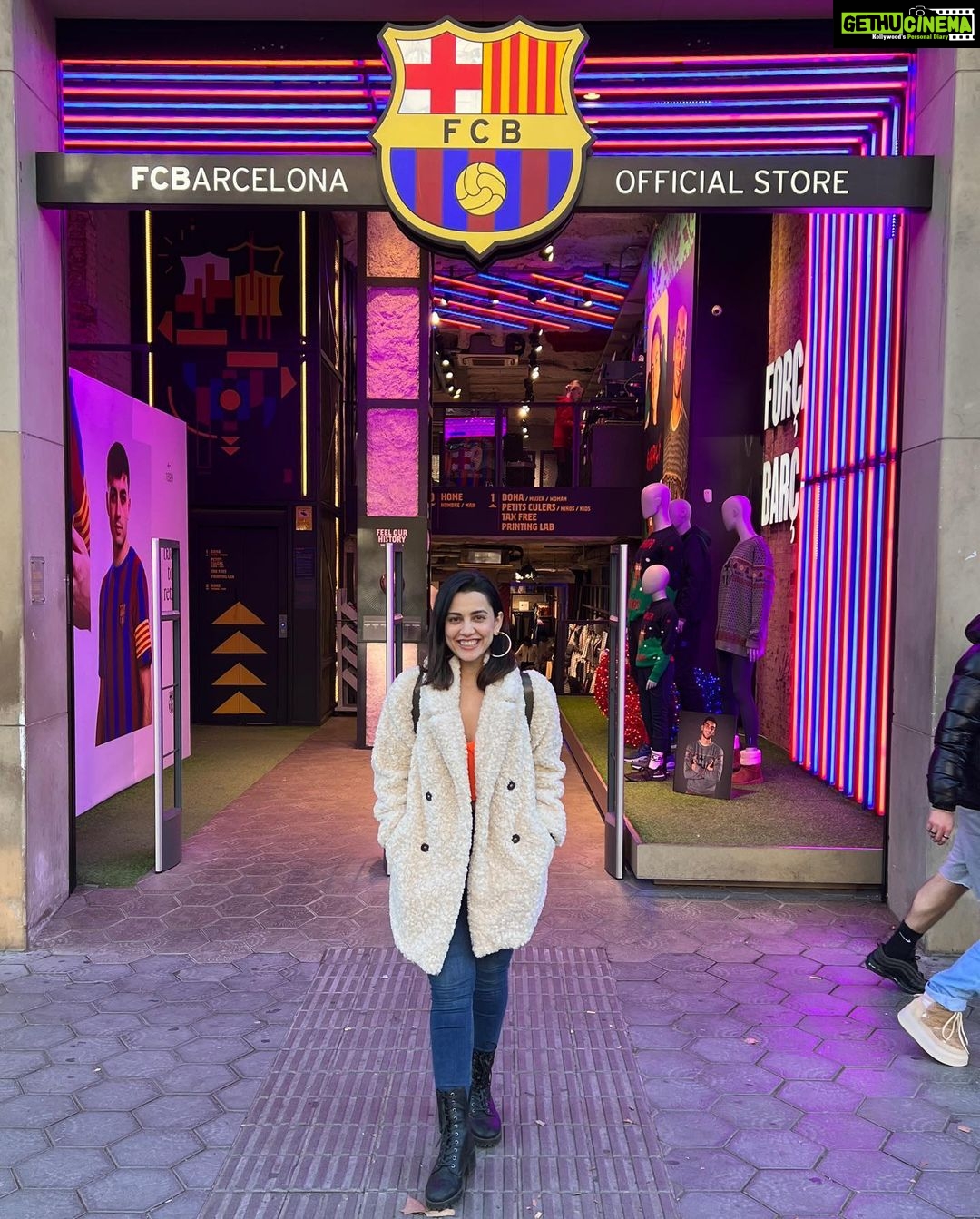 Esha Kansara Instagram - HONEYMOONY on the streets of Barcelona🥳❤️😃😍🥰🌸