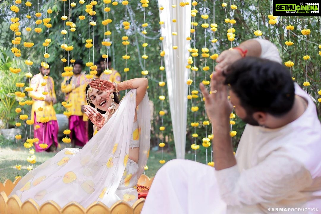 Esha Kansara Instagram - Never knew our families loved dancing THIS MUCH! 😍🥰🥳💛 🥳🤭💛 @musicwaala Photography @karmaproduction_india 🌸 Outfit @picchika Jewellery @vaidaan.official HMU? No make up at all by me myself 🤪