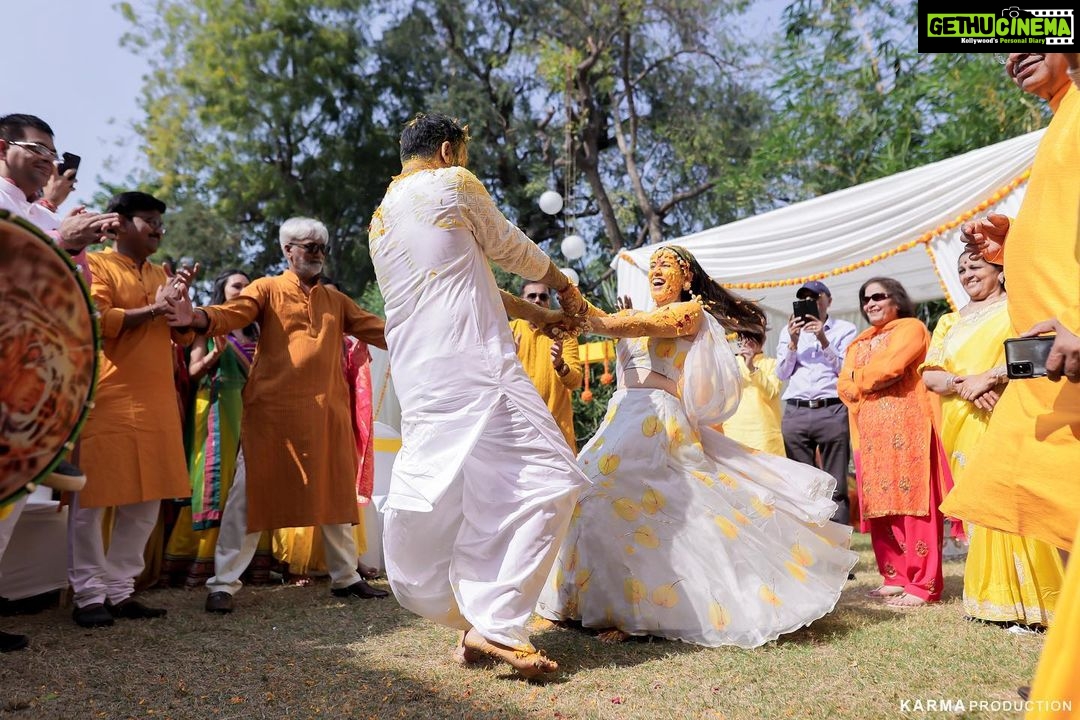 Esha Kansara Instagram - Never knew our families loved dancing THIS MUCH! 😍🥰🥳💛 🥳🤭💛 @musicwaala Photography @karmaproduction_india 🌸 Outfit @picchika Jewellery @vaidaan.official HMU? No make up at all by me myself 🤪