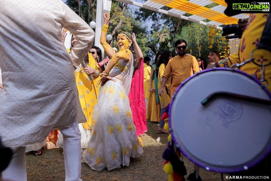 Esha Kansara Instagram - Never knew our families loved dancing THIS MUCH! 😍🥰🥳💛 🥳🤭💛 @musicwaala Photography @karmaproduction_india 🌸 Outfit @picchika Jewellery @vaidaan.official HMU? No make up at all by me myself 🤪