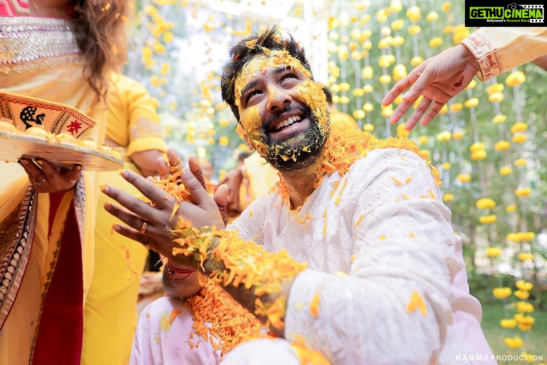 Esha Kansara Instagram - Never knew our families loved dancing THIS MUCH! 😍🥰🥳💛 🥳🤭💛 @musicwaala Photography @karmaproduction_india 🌸 Outfit @picchika Jewellery @vaidaan.official HMU? No make up at all by me myself 🤪