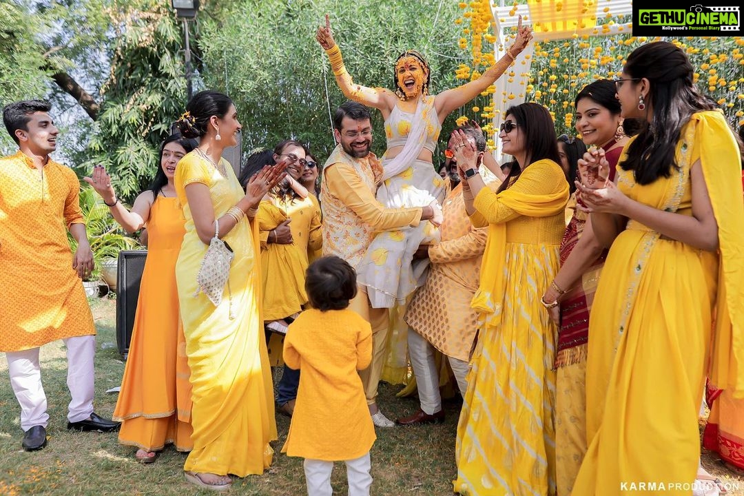 Esha Kansara Instagram - Never knew our families loved dancing THIS MUCH! 😍🥰🥳💛 🥳🤭💛 @musicwaala Photography @karmaproduction_india 🌸 Outfit @picchika Jewellery @vaidaan.official HMU? No make up at all by me myself 🤪
