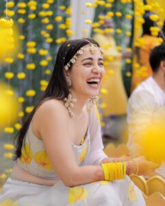 Esha Kansara Instagram - Itne saal theek se holi nahi kheli, but haldi mein sab ne badla le liya 🤣🤣🤣🤣❤️❤️❤️🥰🥰🥰whatttaaa partyyyyy
Photography @karmaproduction_india 🌸
Outfit @picchika 
Jewellery @vaidaan.official 
HMU? No make up at all by me myself 🤪
