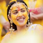 Esha Kansara Instagram - Itne saal theek se holi nahi kheli, but haldi mein sab ne badla le liya 🤣🤣🤣🤣❤️❤️❤️🥰🥰🥰whatttaaa partyyyyy Photography @karmaproduction_india 🌸 Outfit @picchika Jewellery @vaidaan.official HMU? No make up at all by me myself 🤪