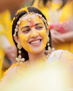 Esha Kansara Instagram - Itne saal theek se holi nahi kheli, but haldi mein sab ne badla le liya 🤣🤣🤣🤣❤️❤️❤️🥰🥰🥰whatttaaa partyyyyy
Photography @karmaproduction_india 🌸
Outfit @picchika 
Jewellery @vaidaan.official 
HMU? No make up at all by me myself 🤪