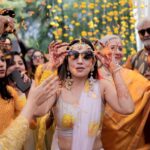 Esha Kansara Instagram - Itne saal theek se holi nahi kheli, but haldi mein sab ne badla le liya 🤣🤣🤣🤣❤️❤️❤️🥰🥰🥰whatttaaa partyyyyy Photography @karmaproduction_india 🌸 Outfit @picchika Jewellery @vaidaan.official HMU? No make up at all by me myself 🤪