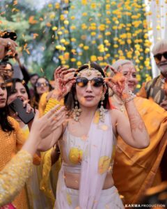 Esha Kansara Instagram - Itne saal theek se holi nahi kheli, but haldi mein sab ne badla le liya 🤣🤣🤣🤣❤️❤️❤️🥰🥰🥰whatttaaa partyyyyy
Photography @karmaproduction_india 🌸
Outfit @picchika 
Jewellery @vaidaan.official 
HMU? No make up at all by me myself 🤪