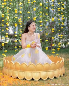 Esha Kansara Instagram - Itne saal theek se holi nahi kheli, but haldi mein sab ne badla le liya 🤣🤣🤣🤣❤️❤️❤️🥰🥰🥰whatttaaa partyyyyy
Photography @karmaproduction_india 🌸
Outfit @picchika 
Jewellery @vaidaan.official 
HMU? No make up at all by me myself 🤪