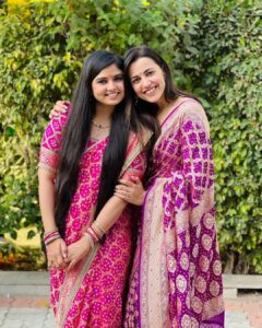 Esha Kansara Instagram - We’re the grown ups now! 😎🥳😋❤️🥰
@arpanakansara @vanashree_kansara
