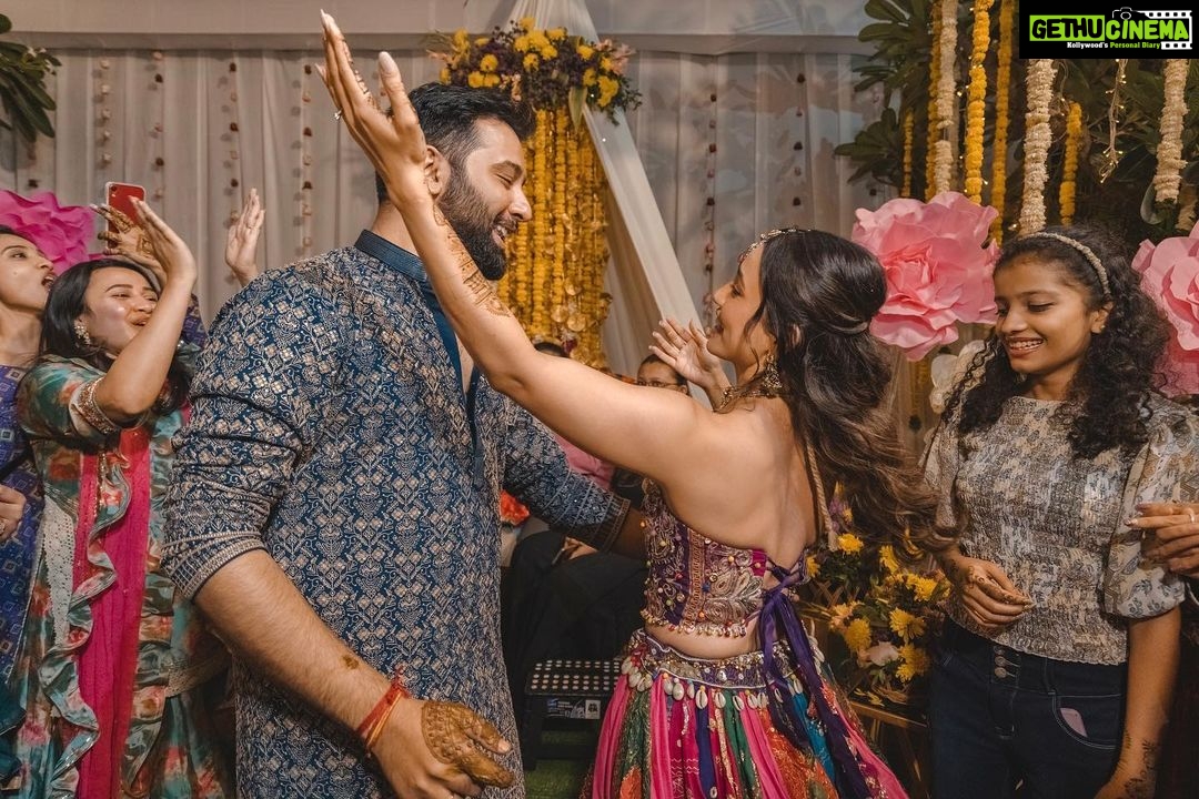 Esha Kansara Instagram - Never knew our families danced THIS MUCH! 😃🥳💃🥰🤩❤️ Our mehendi had nothing but a chill, fun and dancing on dhol kind of a vibe🥁 Special thanks to @annu_patel1402 @annus_creation for making this outfit specially for me in a few days time and my very dearest @aesha.desaii @tamraa.bespokejewelry for styling this jewellery and creating a perfect look! And @jayshreebridalmehandi for this minimal yet beautiful mehendi! Thank you girls ❤️🥳 Photography by @karmaproduction_india 🤍🤍🤍 Hair by @_hair.by.freya_ Make up by @theglitterboxbyshreyapatel #mehendi #mehendidesigns #bridesofindia #gujaratibride