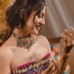 Esha Kansara Instagram - Still cannot get over this day! Our mehendi had nothing but a chill, fun and dancing on dhol kind of a vibe🥁 Special thanks to @annu_patel1402 @annus_creation for making this outfit specially for me in a few days time and my very dearest @aesha.desaii @tamraa.bespokejewelry for styling this jewellery and creating a perfect look! And @jayshreebridalmehandi for this minimal yet beautiful mehendi! Thank you girls ❤️🥳 Photography by @karmaproduction_india 🤍🤍🤍 Hair @_hair.by.freya_ Make up @theglitterboxbyshreyapatel #mehendi #mehendidesigns #bridesofindia #gujaratibride