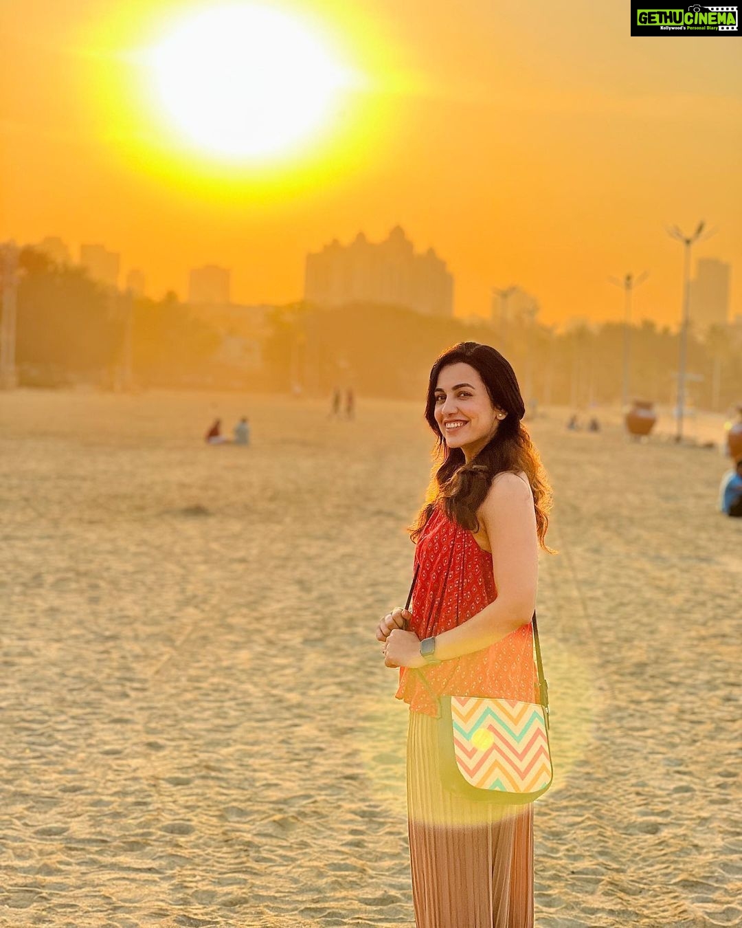 Esha Kansara Instagram - Many moods of Kaveri Chandra! A beautiful short film coming not so soon, coz good things take time!😋🥳 Girgaum Chowpatty