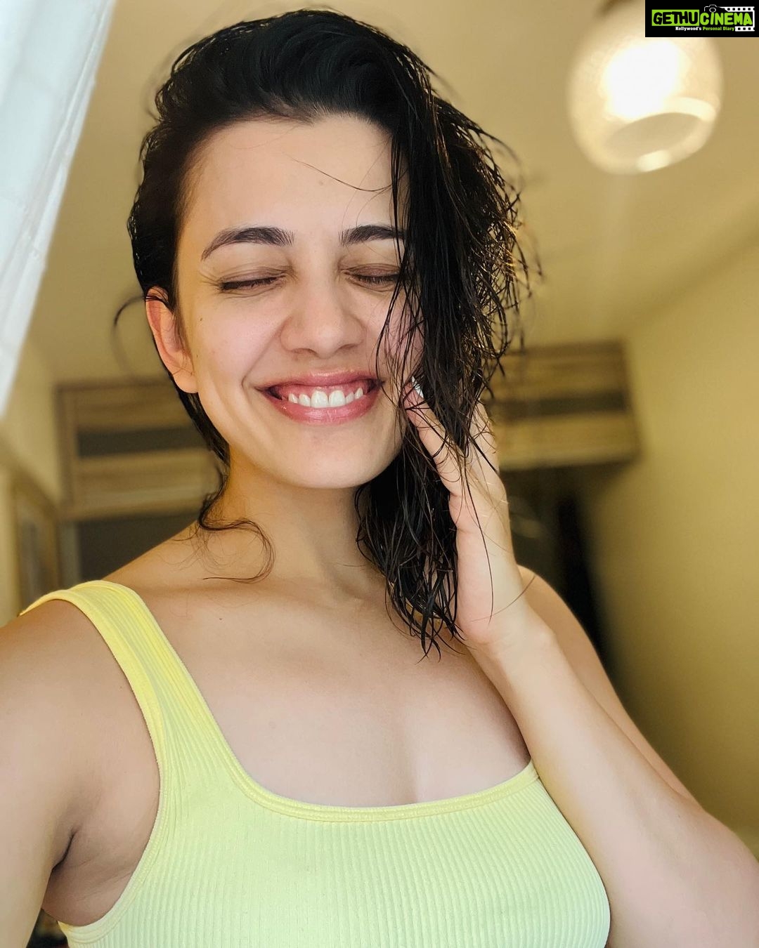 Esha Kansara Instagram - This is how I feel this morning! ✌️☺️ Mumbai, Maharashtra