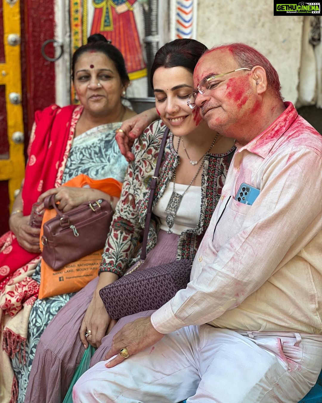 Esha Kansara Instagram - લાગણી છૂટે ના…❤️❤️❤️ Shreenath Ji Temple Nathdwara