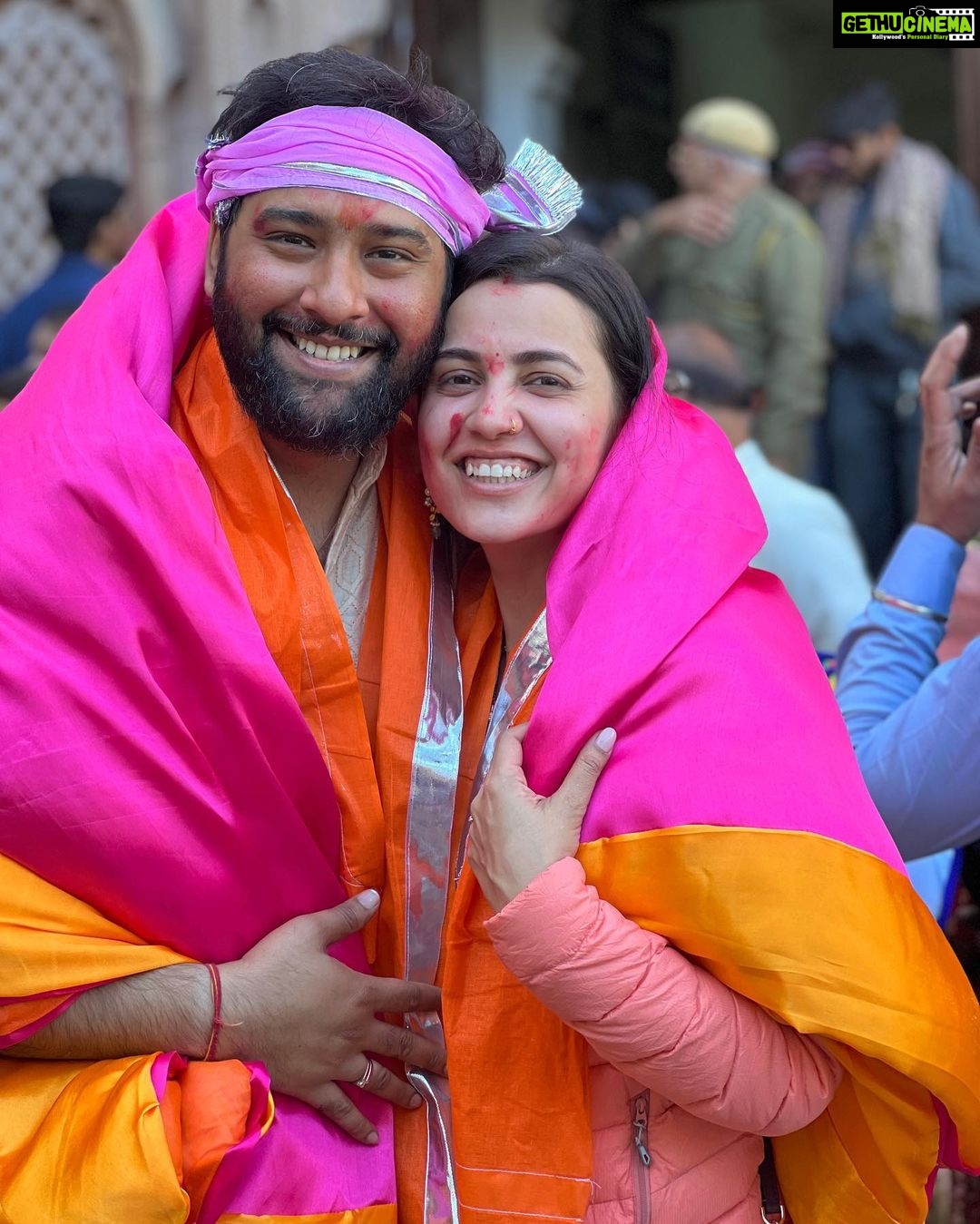 Esha Kansara Instagram - परिवार ❤️ Nathdwara - the City of Shreenathji