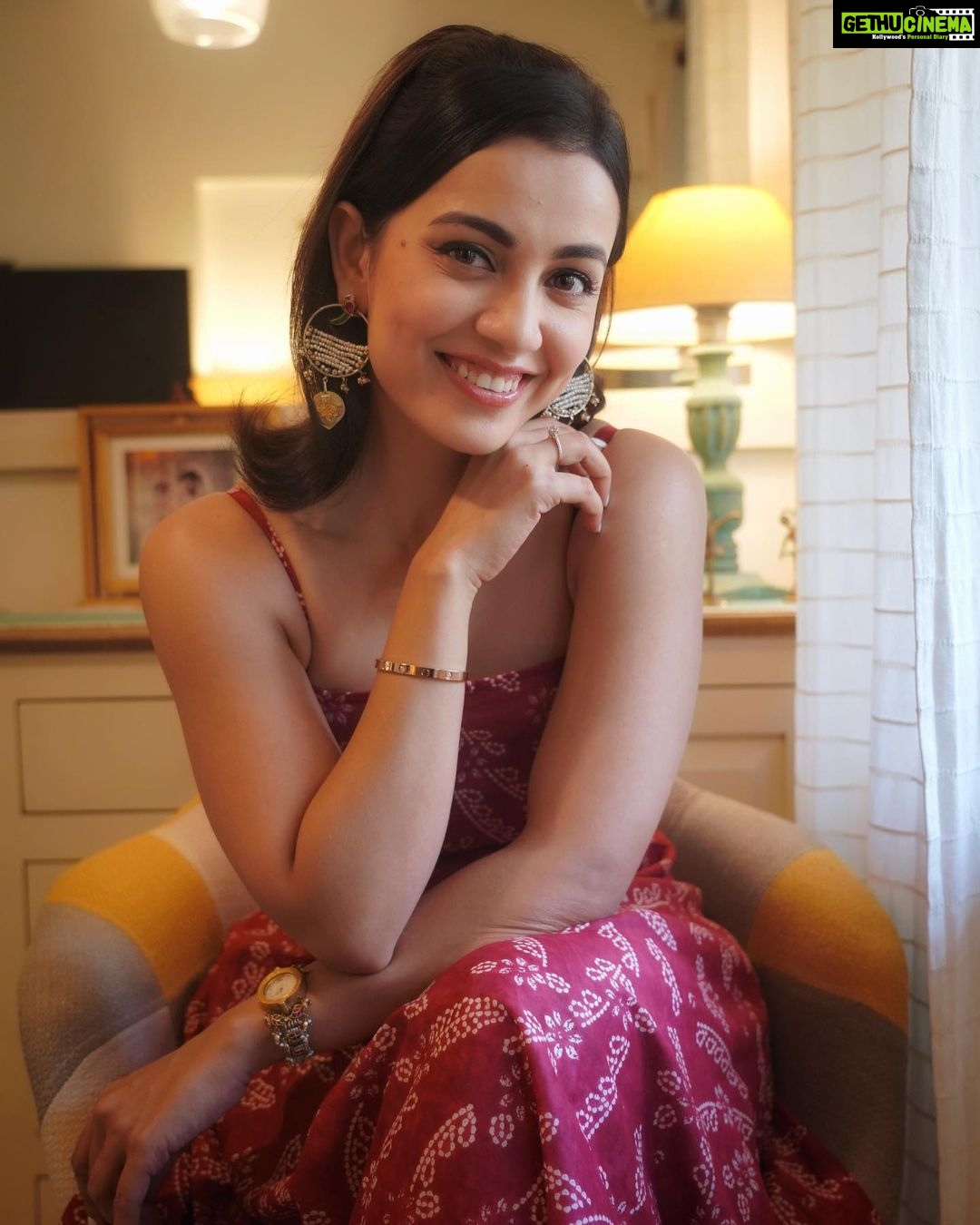 Esha Kansara Instagram - For a visit down the memory lane of Mithibai! ❤️❤️ #colosseumfestmithibai . 📸- @iam_rajinamdar 👗- @styleitwithniki in @whysobluelove . Earrings @eshyl_silver Watch & bracelet @jay_jewellers_rajkotwala Mithibai College