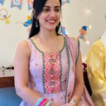 Esha Kansara Instagram - Lag rahi hun na ekdum “Rinku” naam ki ladki? 😋