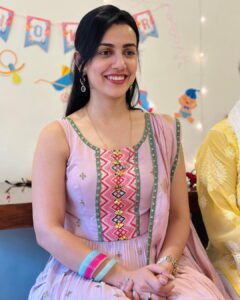 Esha Kansara Instagram - Lag rahi hun na ekdum “Rinku” naam ki ladki? 😋