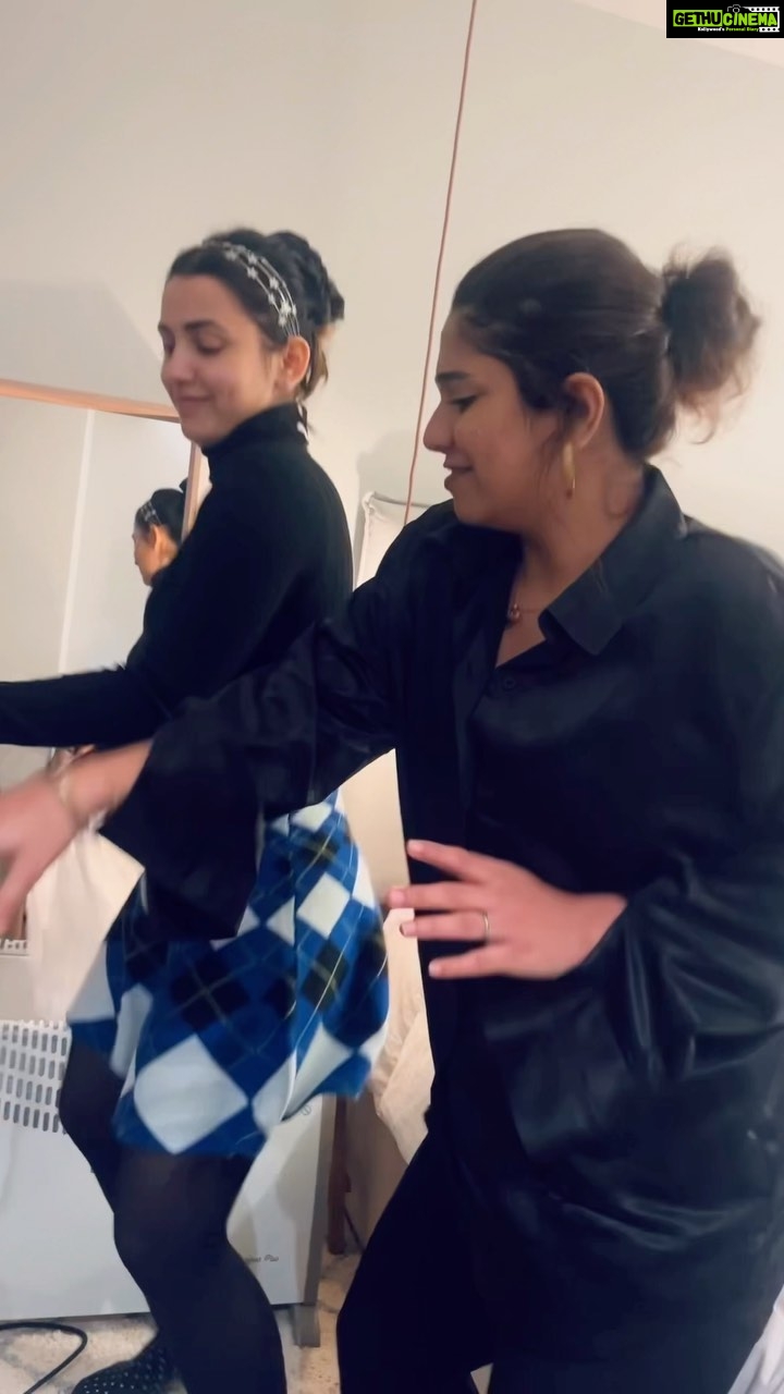 Esha Kansara Instagram - Last night in porto looked something like this 😄🥰❤️😍90’s kids dancing on a millennial song!🥳 @bruh_m_in
