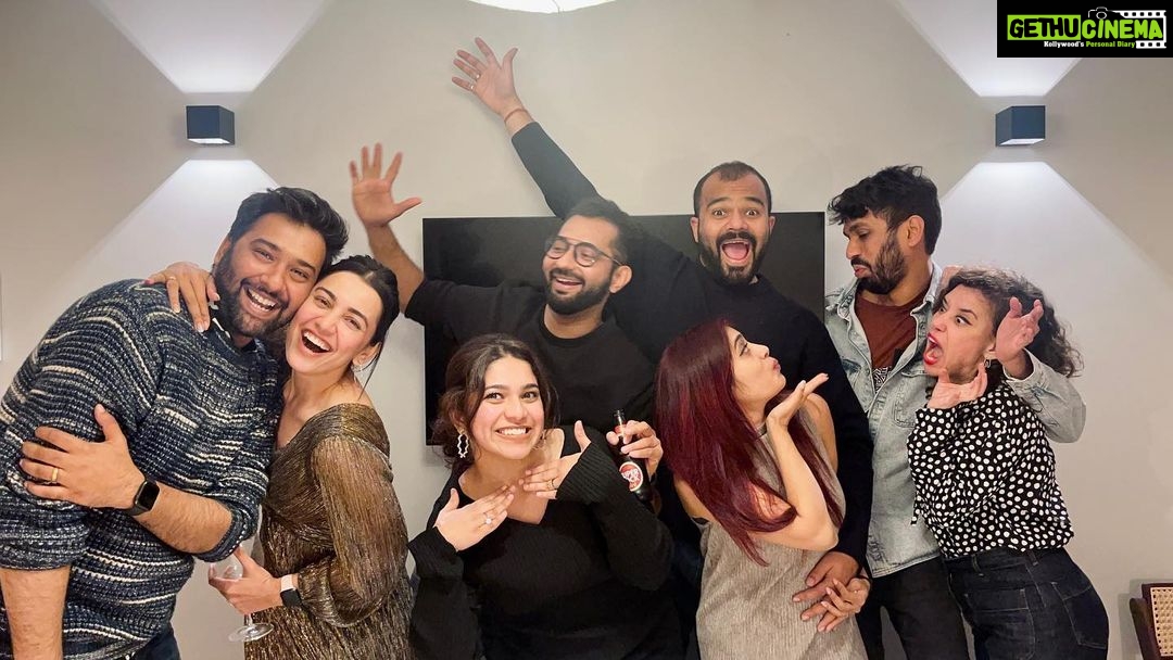 Esha Kansara Instagram - On the cover of the Andheri East-West friends group magazine! 😛🤣❤️🥳🥳 India mein milne ka time nahi hai par Portugal mein samuh honeymoon aur new year manana zaroori tha 😝😋☃️💃☺️🥰🥳❤️whattaaaa partyyyyy! Happy new year yearrrr! 😍🥰🥳 Porto, Portugal