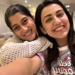 Esha Kansara Instagram - Hum jab milte hai tab har baar apne aap ek nayi film ban jati hai 😋🤣 bas likhne wala koi chahiye 😝 @shraddhadangar_official @vyomanandi @deekshajoshiofficial 🌸🌸🌸🥰🥰