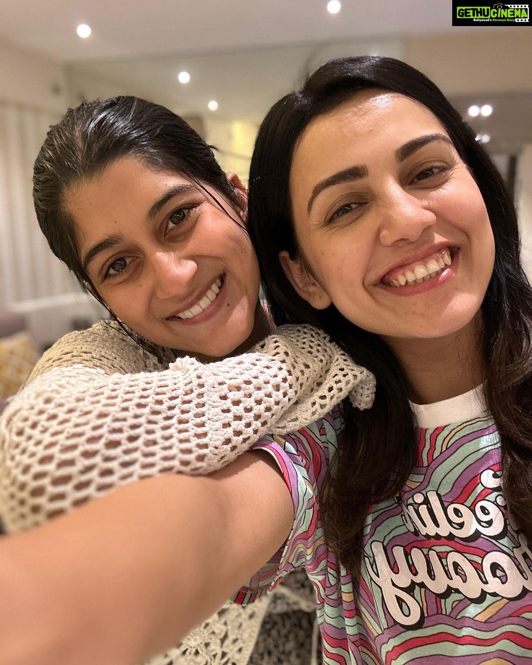 Esha Kansara Instagram - Hum jab milte hai tab har baar apne aap ek nayi film ban jati hai ππ€£ bas likhne wala koi chahiye π @shraddhadangar_official @vyomanandi @deekshajoshiofficial πΈπΈπΈπ₯°π₯°