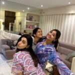 Esha Kansara Instagram - Hum jab milte hai tab har baar apne aap ek nayi film ban jati hai 😋🤣 bas likhne wala koi chahiye 😝 @shraddhadangar_official @vyomanandi @deekshajoshiofficial 🌸🌸🌸🥰🥰