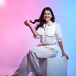 Esha Kansara Instagram - Not at all from the Nita Mukesh Ambani cultural centre event that I dint get an invite for! 🤓🤪 Photography @its_kishan_creation Styled by @styleitwithniki Wearing @flairthestudio Accessories @kenayosha