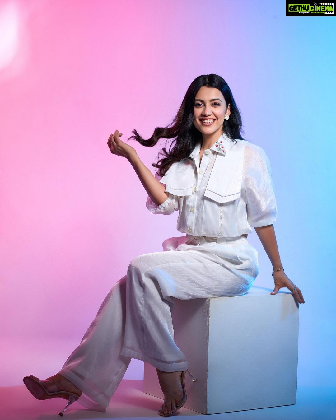 Esha Kansara Instagram - Not at all from the Nita Mukesh Ambani cultural centre event that I dint get an invite for! π€π€ͺ Photography @its_kishan_creation Styled by @styleitwithniki Wearing @flairthestudio Accessories @kenayosha