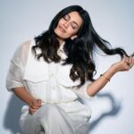 Esha Kansara Instagram - Any lookers for a hair care brand film? 🤍🤍🤍 Photography @its_kishan_creation Styled by @styleitwithniki Wearing @flairthestudio Accessories @kenayosha