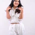 Esha Kansara Instagram - Any lookers for a hair care brand film? 🤍🤍🤍 Photography @its_kishan_creation Styled by @styleitwithniki Wearing @flairthestudio Accessories @kenayosha
