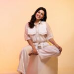 Esha Kansara Instagram - Happy new financial year 2023-2024🤪 May you all make a lot of bills this year!💪 Photography @its_kishan_creation Styled by @styleitwithniki Wearing @flairthestudio Accessories @kenayosha