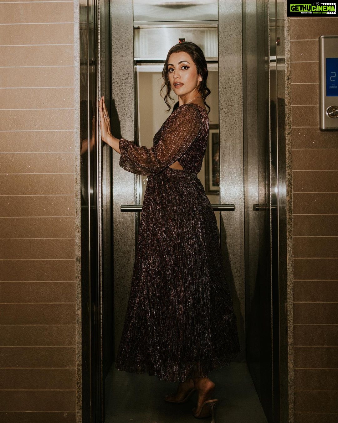 Esha Kansara Instagram - Desi shakal, international feeling! Nai?😋✌️ . 📸- @devthakkarz