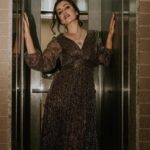 Esha Kansara Instagram - Desi shakal, international feeling! Nai?😋✌️ . 📸- @devthakkarz