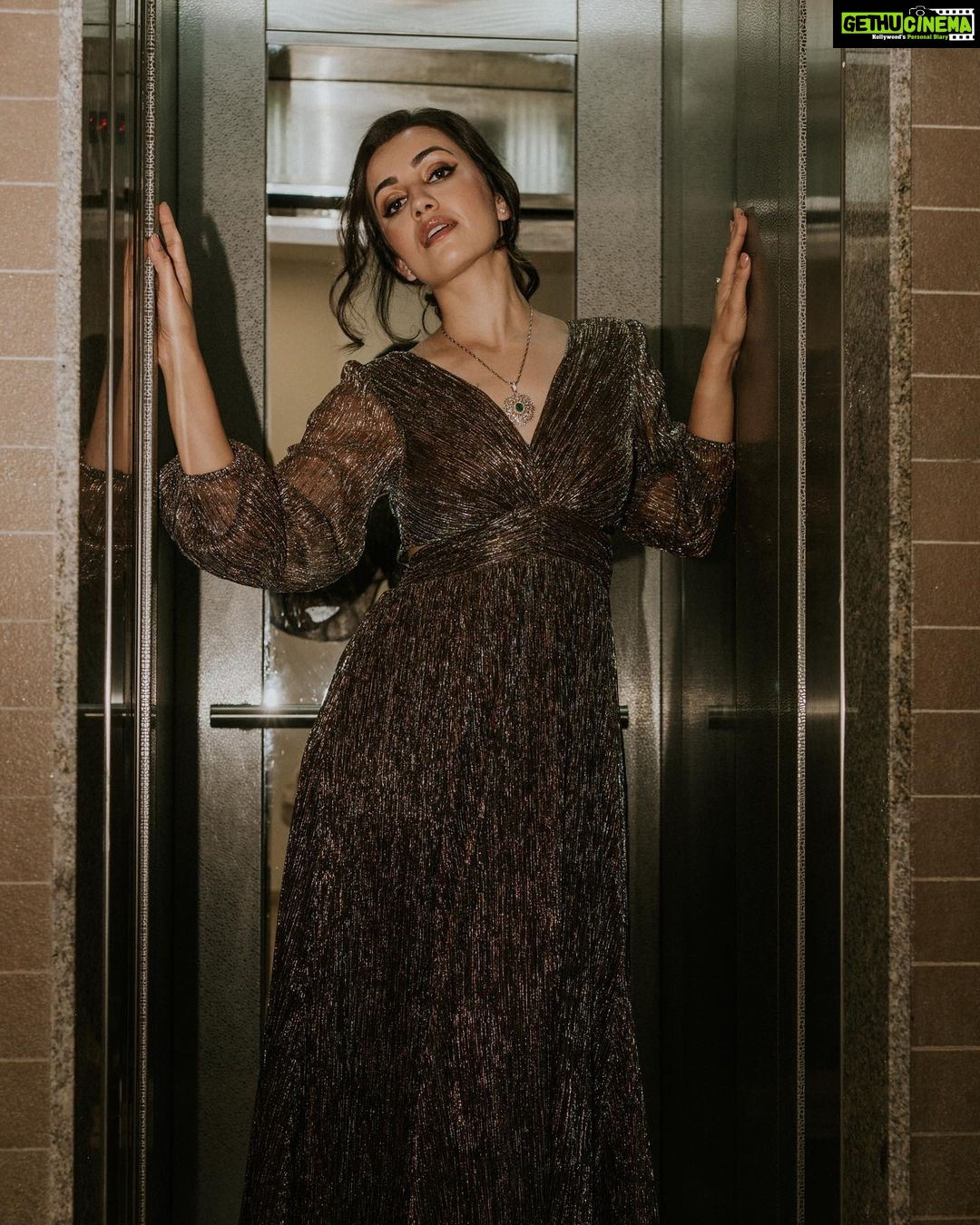 Esha Kansara Instagram - Desi shakal, international feeling! Nai?😋✌️ . 📸- @devthakkarz