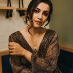 Esha Kansara Instagram - For times food awards!✌️ @styleitwithniki ❤️ Last minute photography @devthakkarz 💪 Last minute HMU by yours truly 🙋🏻‍♀️💁‍♀️ #timesfoodawards2023 #eshakansara