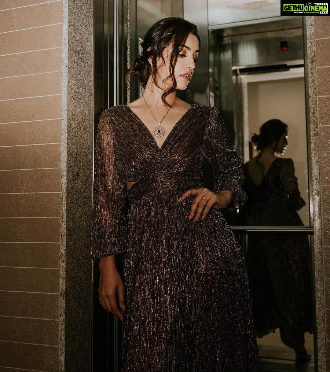 Esha Kansara Instagram - Take that light when itβs on you!π . . For times food awards!βοΈ @styleitwithniki I love you β€οΈ Last minute photography @devthakkarz πͺ Last minute HMU by yours truly ππ»ββοΈπββοΈ #timesfoodawards2023 #eshakansara