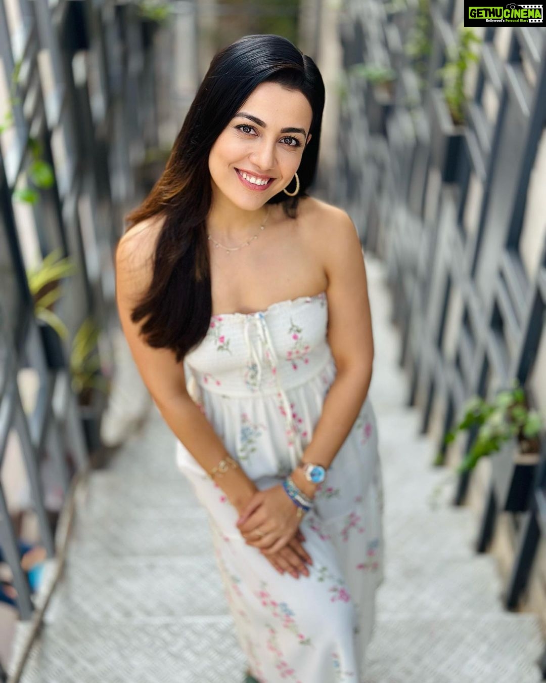 Esha Kansara Instagram - Happy holi to you all from Jhanvi! 🤍🤍🤍 See you in the theatres very soon! 😎 #3ekka #jhanvi #happyholi #holi2023
