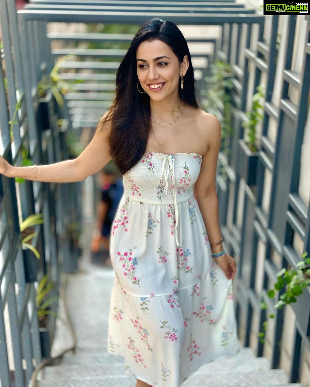 Esha Kansara Instagram - Happy holi to you all from Jhanvi! 🤍🤍🤍 See you in the theatres very soon! 😎 #3ekka #jhanvi #happyholi #holi2023
