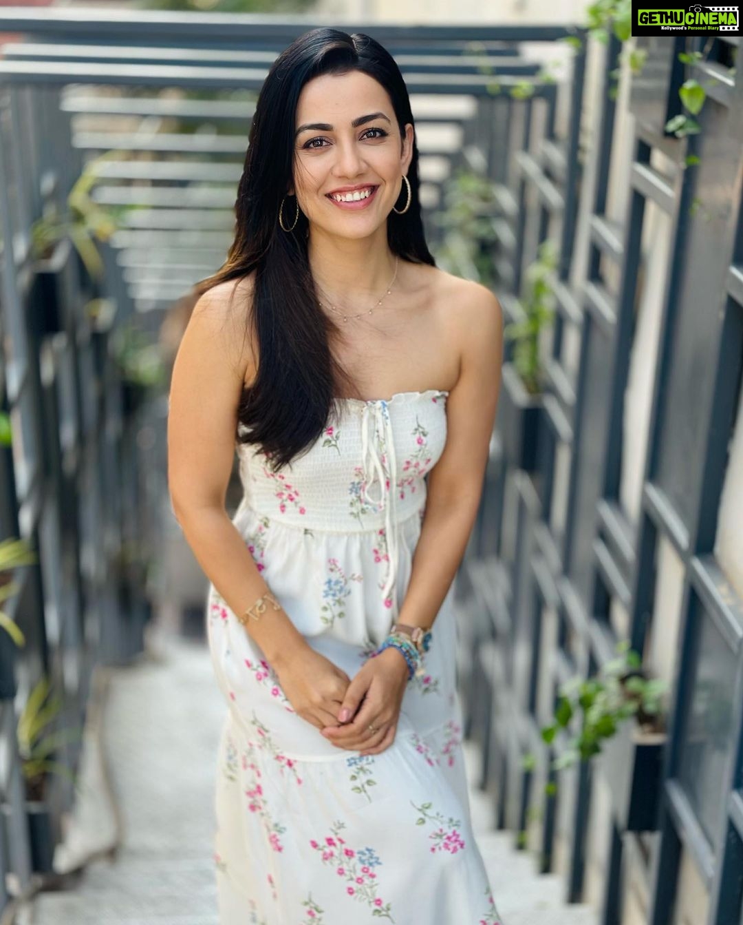 Esha Kansara Instagram - Happy holi to you all from Jhanvi! 🤍🤍🤍 See you in the theatres very soon! 😎 #3ekka #jhanvi #happyholi #holi2023
